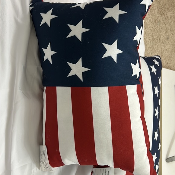 Set of two flag pillows new in plastic wrap - Picture 5 of 5